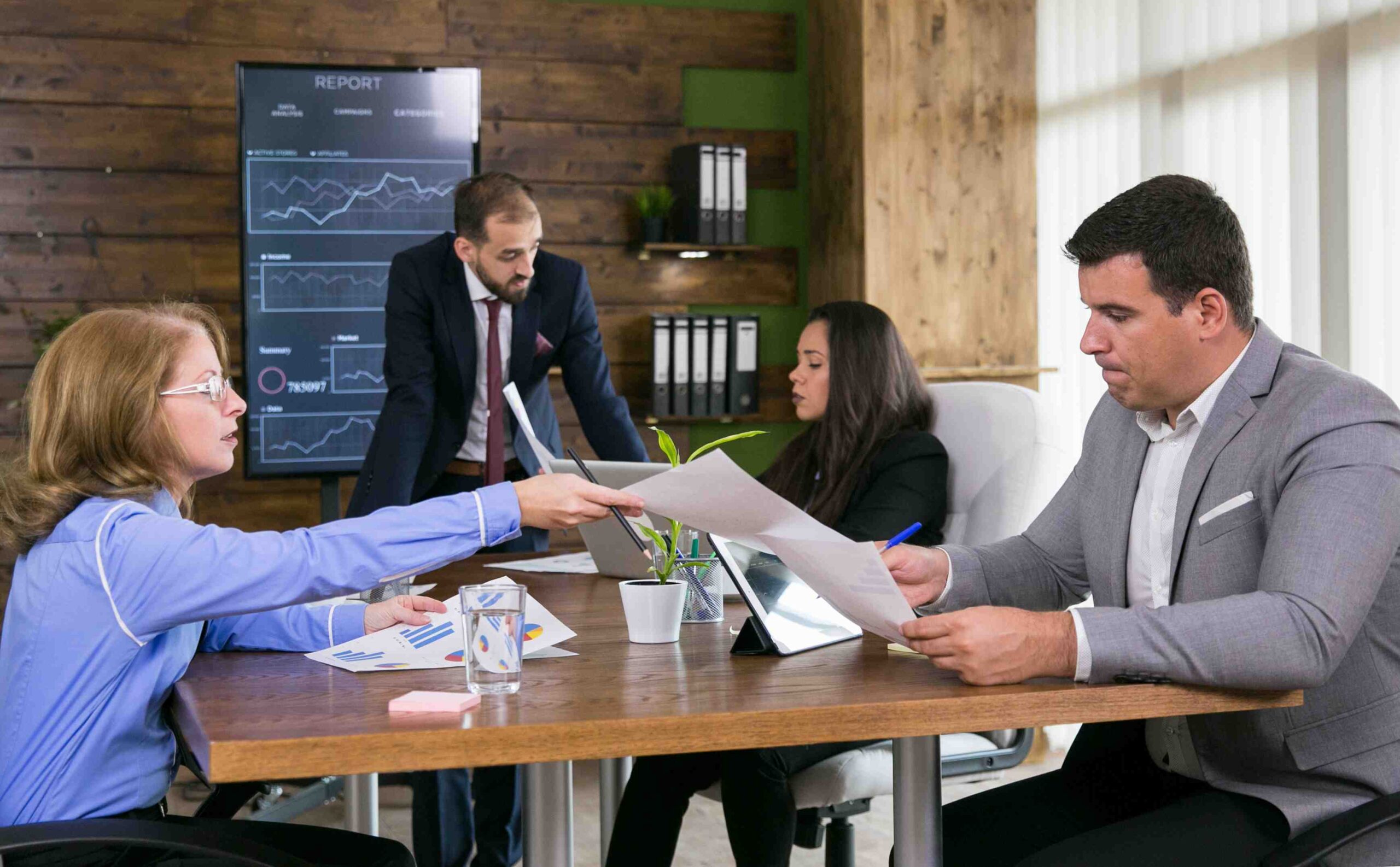 Local vs International Business Consultant In Dubai: Choosing The Best Business Setup Experts