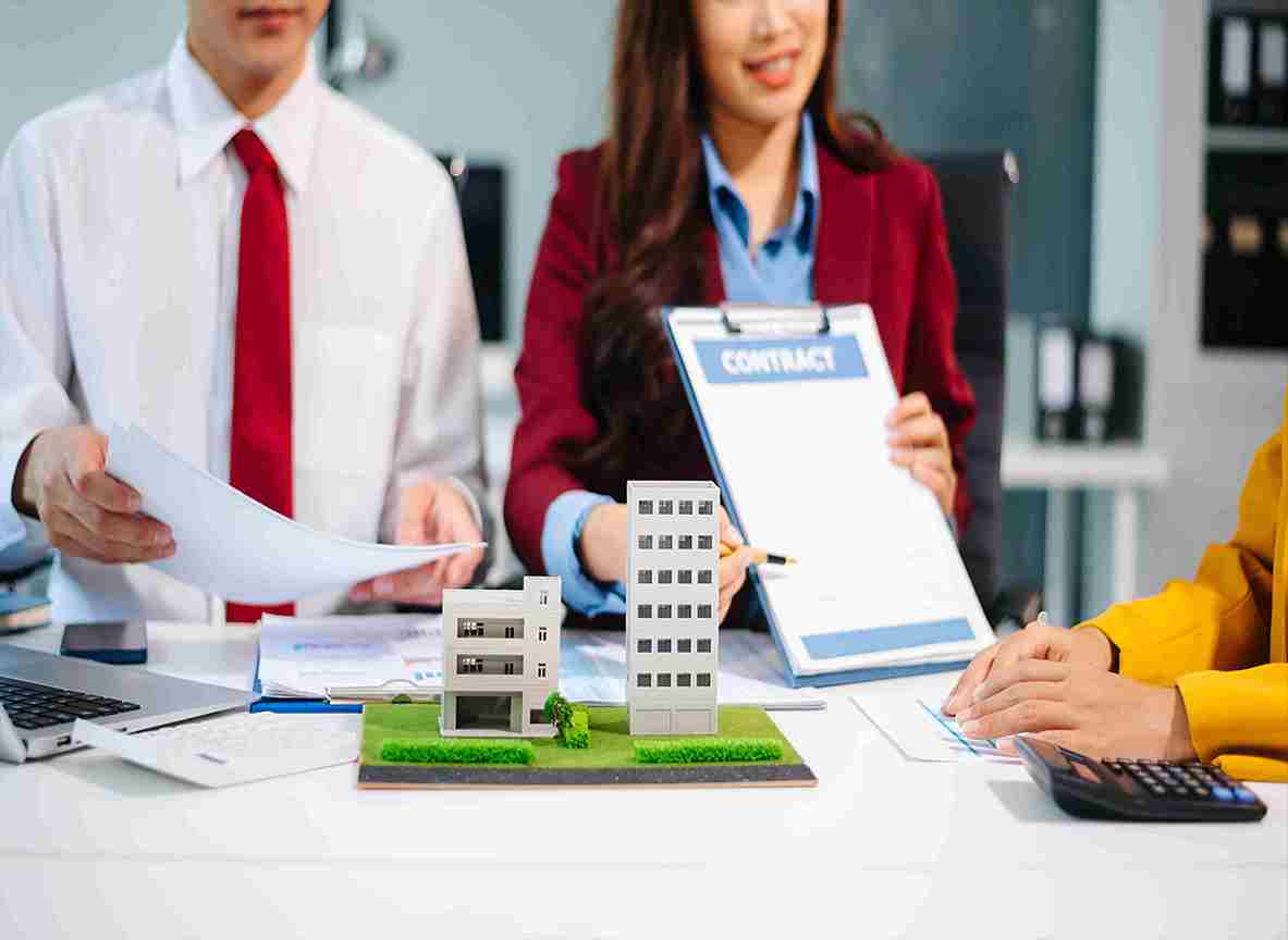 5 Key Benefits Of Consulting A Real Estate Lawyer Dubai Before Signing Contracts 2 5 Key Benefits Of Consulting A Real Estate Lawyer Dubai Before Signing Contracts