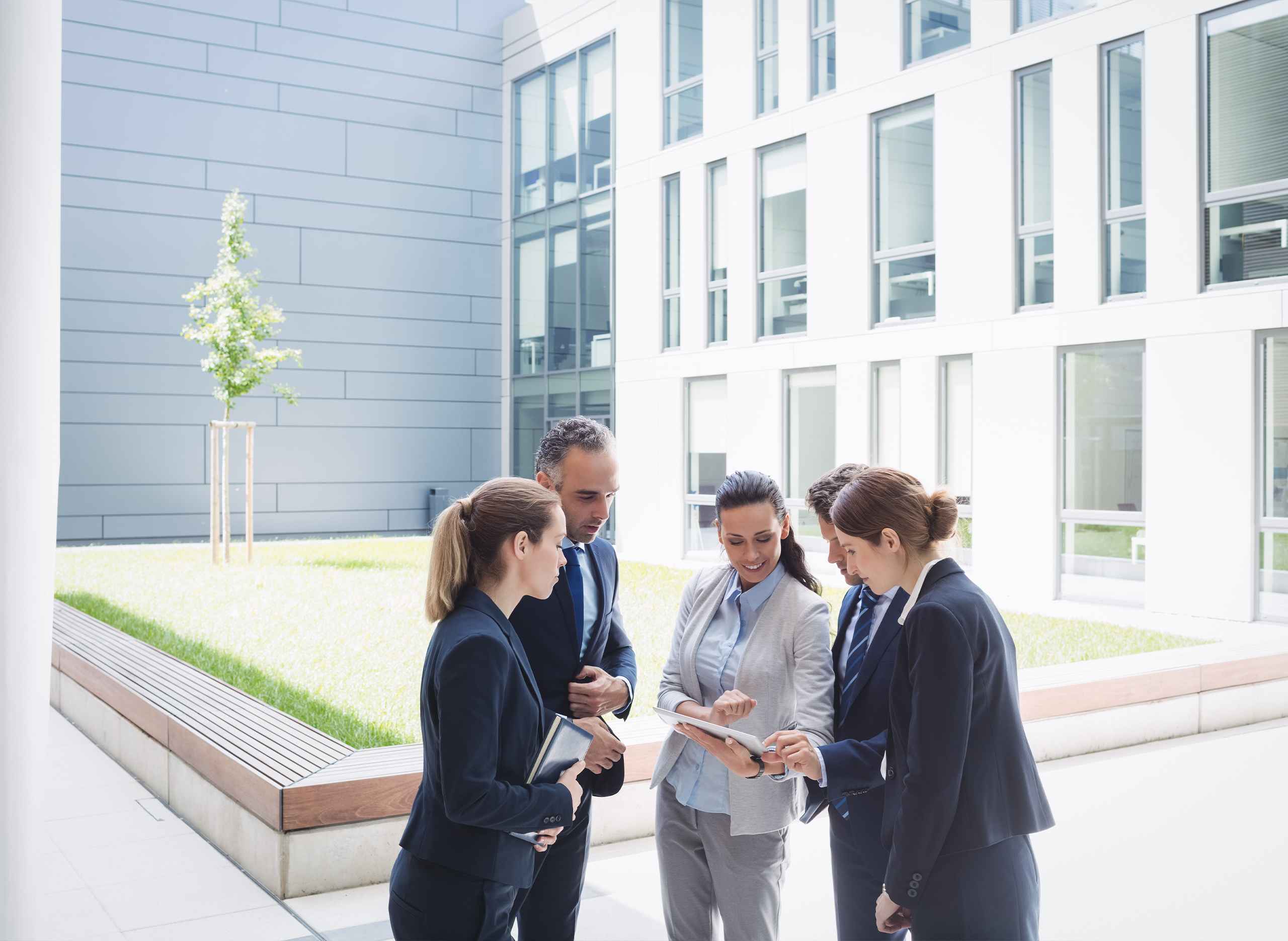 5 Key Benefits Of Consulting A Real Estate Lawyer Dubai Before Signing Contracts