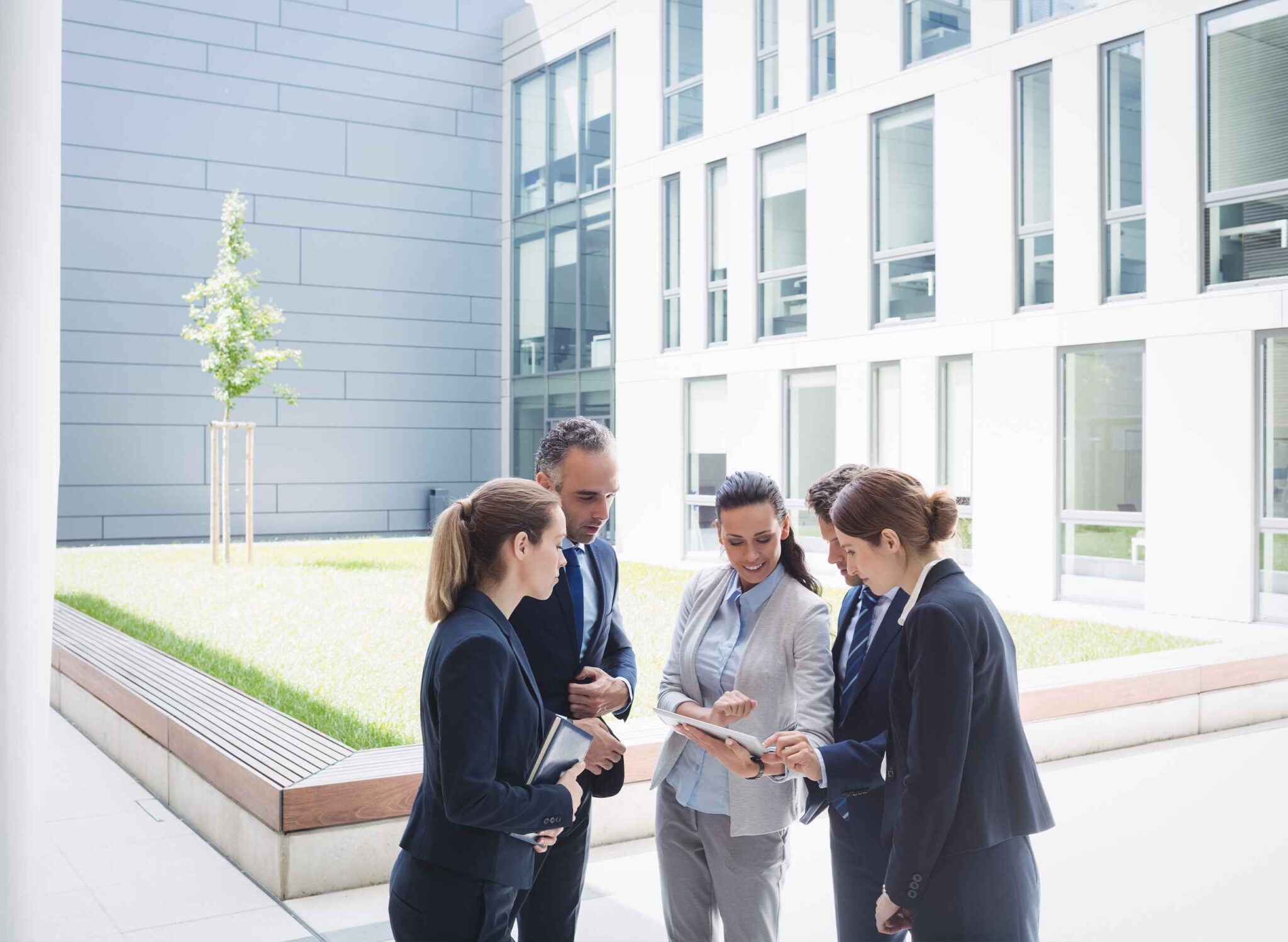5 Key Benefits Of Consulting A Real Estate Lawyer Dubai Before Signing Contracts